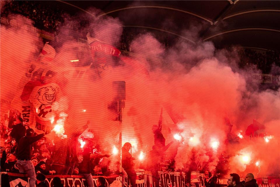 Beim Spiel in Basel brannten die VfB-Fans Feuerwerkskörper ab - ähnlich wie hier bei einem früheren Heimspiel gegen den FC Bayern. (Archiv)Christoph Schmidt/dpa