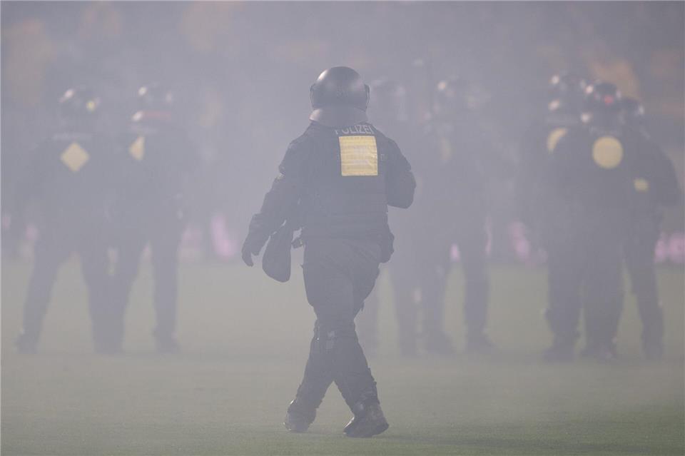 Beim Spiel zwischen Dresden und Hertha BSC war es zu Ausschreitungen gekommen. (Archivbild)Sebastian Kahnert/dpa