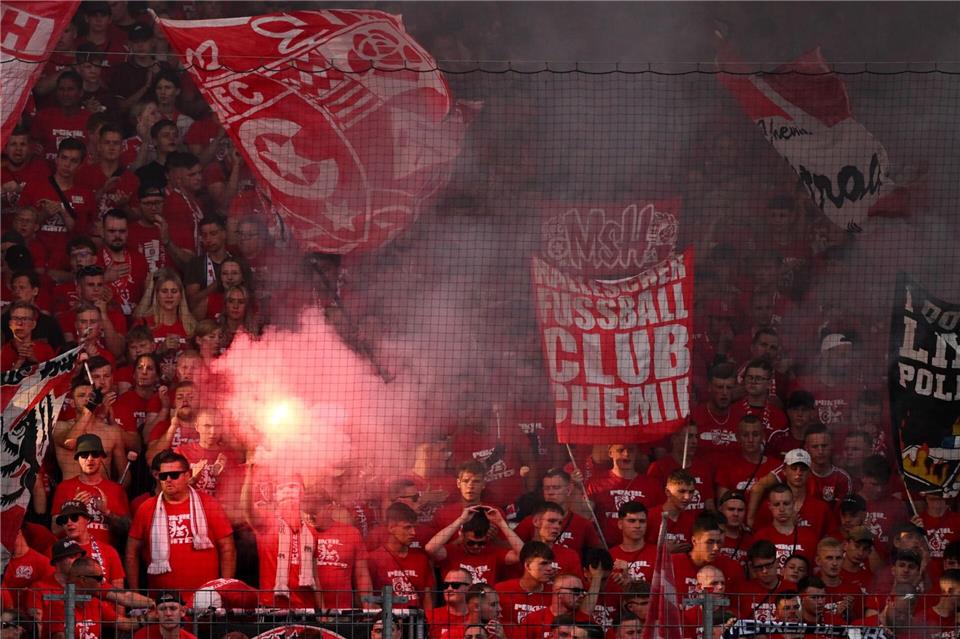 Beim Spiel zwischen dem Halleschen FC und Chemie Leipzig kam es zu gewalttätigen Auseinandersetzungen. (Archivbild)Hendrik Schmidt/dpa