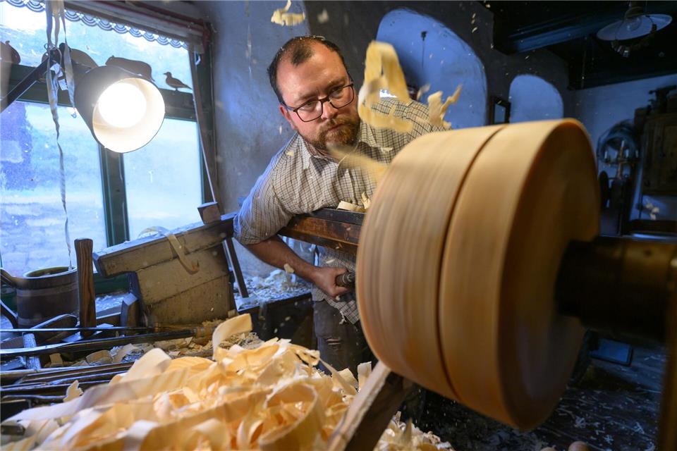 Beim Spielzeugmacherfestival zeigen Handwerker wie Andreas Werner ihr Können. Hendrik Schmidt/dpa