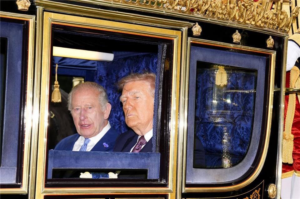 Beim Staatsbesuch von Bundespräsident Steinmeier dürften die Gesichter bei der gemeinsamen Kutschfahrt mit König Charles fröhlicher sein als im September beim Besuch von US-Präsident Trump. (Archivbild)Jordan Pettitt/PA Wire/dpa