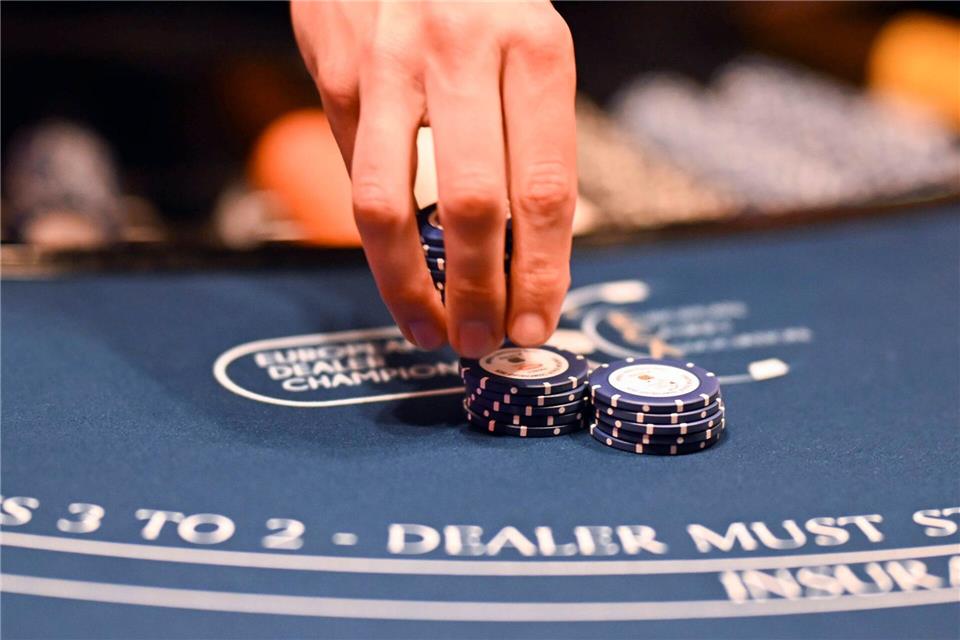 Beim Stapeln der Chips ist Fingerspitzengefühl gefragt.Uli Deck/dpa
