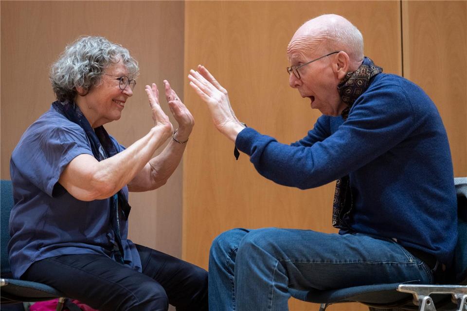 Beim Tanzkurs werden Bewegungen auf dem Stuhl und im Raum gemacht.Boris Roessler/dpa
