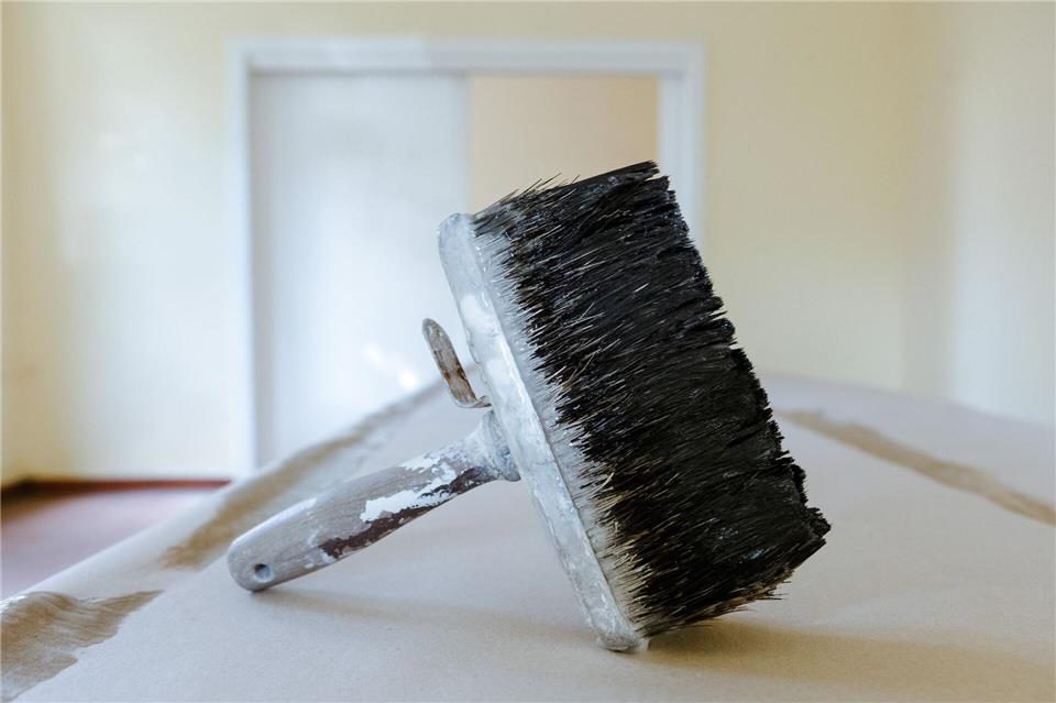 Beim Tapezieren von Strukturtapeten immer sorgfältig arbeiten und am besten die Wand, nicht die Tapete einkleistern.picture alliance/dpa/dpa-tmn