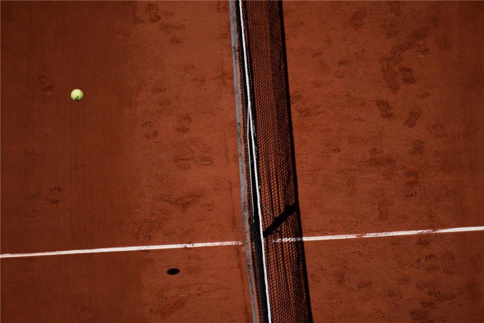 Beim Tennis gibt es immer wieder kuriose Geschichten - so wie die von Hajar Abdelkader. (Archivbild)Thibault Camus/AP/dpa