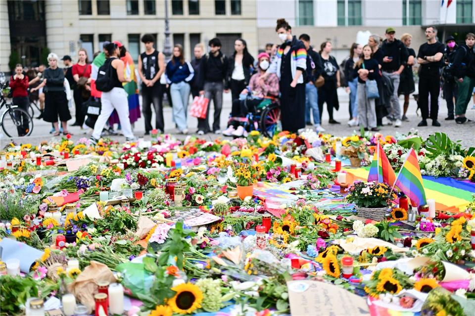 Beim Terroranschlag am Berliner CSD wurde eine Frau getötet und zahlreiche Menschen verletzt.Sebastian Gollnow/dpa