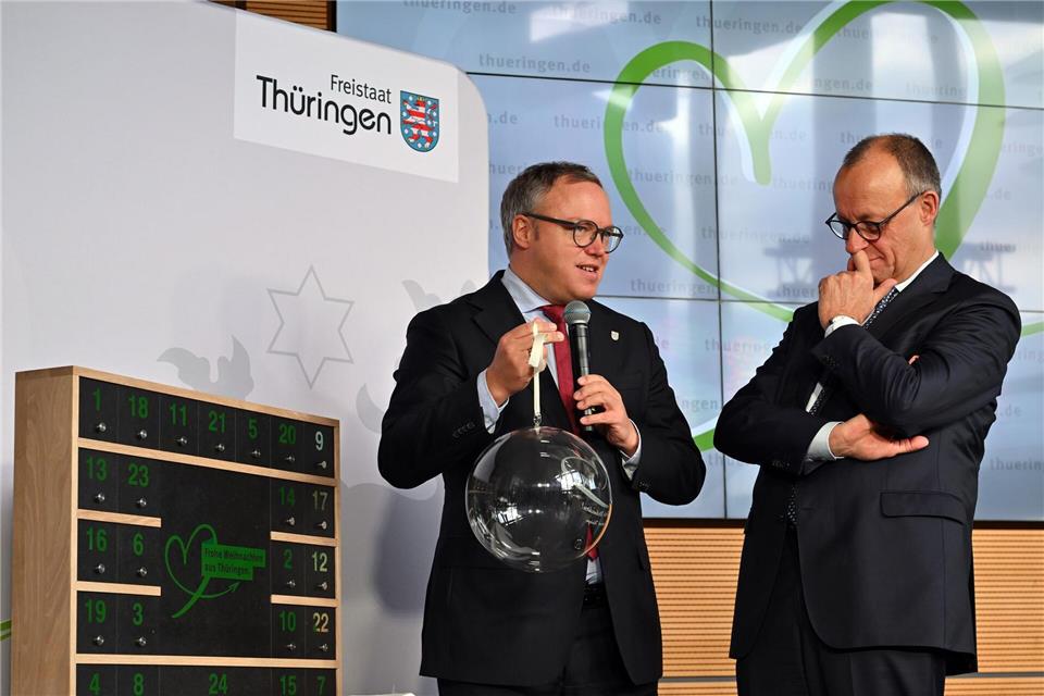 Beim Thema 1.000-Euro-Entlastungsprämie geht Thüringens Ministerpräsident Mario Voigt (CDU, links) auf Distanz zu Bundeskanzler und Parteifreund Friedrich Merz. (Archivbild)Martin Schutt/dpa