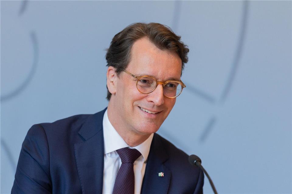 Beim Thema Machtmissbrauchsvorwürfe gegen seine Heimatministerin Ina Scharrenbach lässt Ministerpräsident Hendrik Wüst (beide CDU) sich nicht in die Karten gucken.Rolf Vennenbernd/dpa