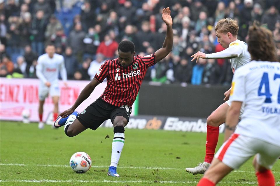 Beim Torschuss: Hannovers Noel Aseko.Swen Pförtner/dpa