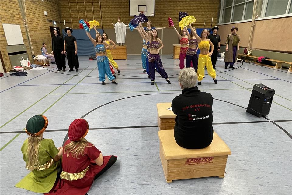 Beim Training in der Sporthalle der Julia-Koppers-Gesamtschule wird fleißig für „Aladdin“ geprobt.