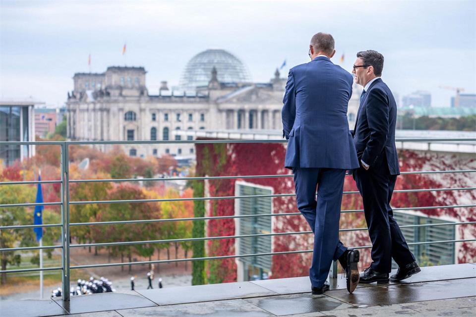 Beim Treffen mit seinem britischen Amtskollegen Andy Burnham sprach Kanzler Merz von einem historischen Tag. Michael Kappeler/dpa