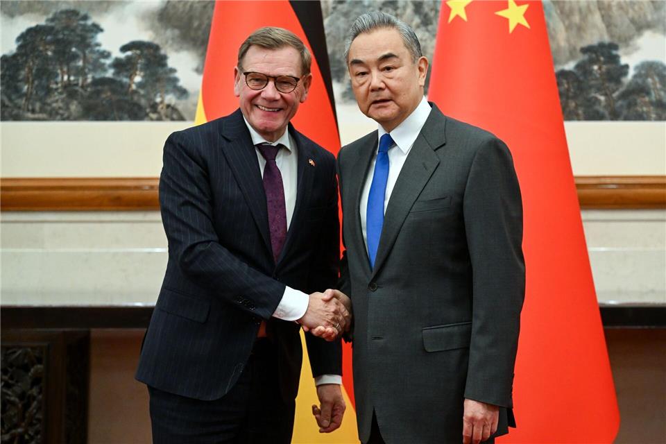Beim Treffen von Außenminister Johann Wadephul (l., CDU) mit seinem chinesischen Kollegen Wang Yi geht es auch um Handelsbarrieren und den russischen Angriffskrieg auf die Ukraine. Soeren Stache/dpa