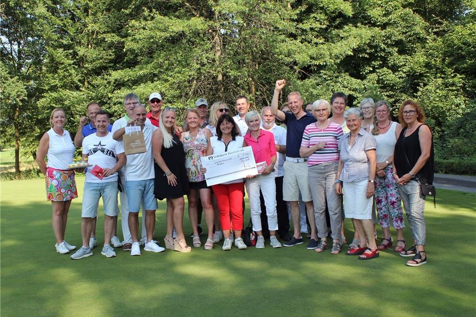 Beim „Turnier der Tausend Torten“ haben die Teilnehmer für den guten Zweck Golf gespielt.
