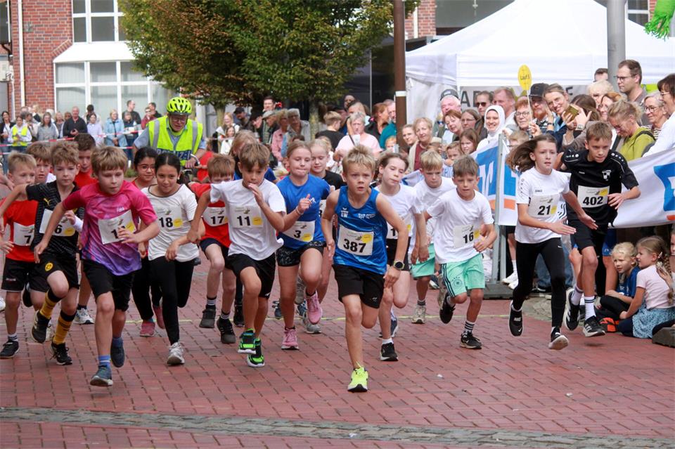 Beim U12-Lauf rannte der Nachwuchs durch den Heidener Ortskern. Insgesamt waren über 500 Aktive beim Teufelslauf am Start. 