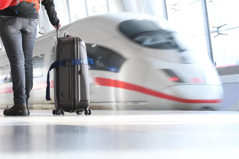 Beim Umstieg auf die Bahn müssen Passagiere der Lufthansa ihr Gepäck künftig wieder selbst transportieren. (Archivbild) Arne Dedert/dpa