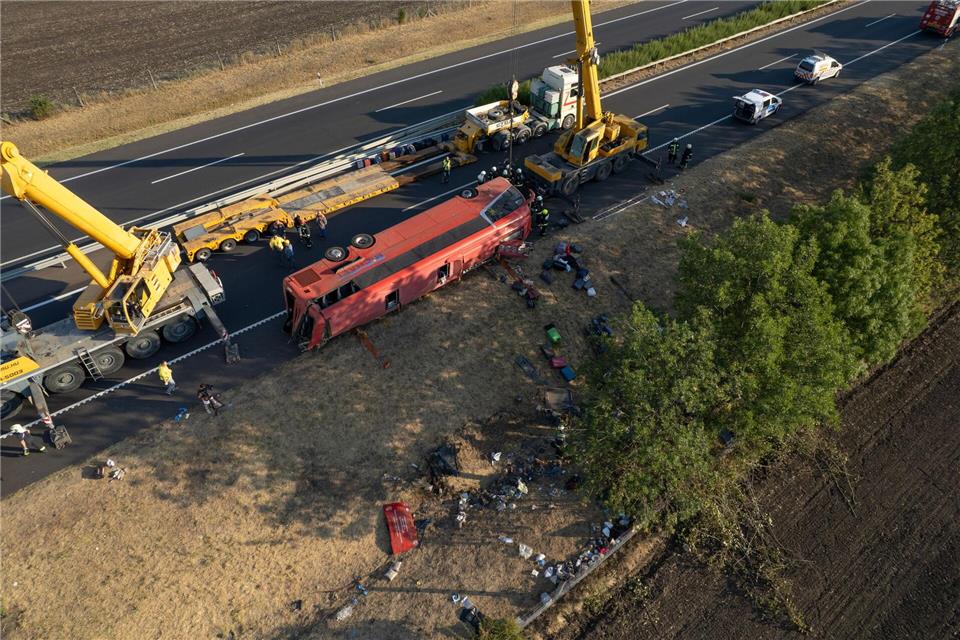 Beim Unfall eines polnischen Reisebusses starben im Osten Ungarns mindestens zwölf Menschen.Zoltan Mathe/MTI/AP/dpa