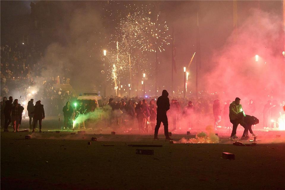 Beim Verbrennen von Feuerwerkskörpern wird Feinstaub freigesetzt (Archivbild).Thomas Frey/dpa
