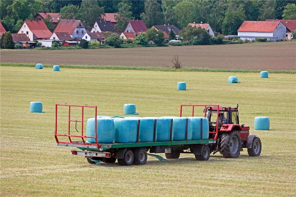 Beim Verladen von Heuballen auf einen Anhänger seines Traktors war der Mann überrollt worden. (Symbolbild)Matthias Bein/dpa