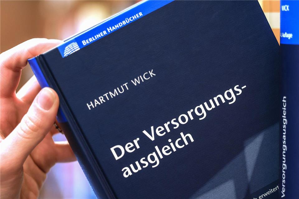 Beim Versorgungsausgleich geht es darum, für den Zeitraum der Ehe einen Ausgleich in Bezug auf die späteren Rentenansprüche herzustellen. (Symbolbild)Oliver Berg/dpa