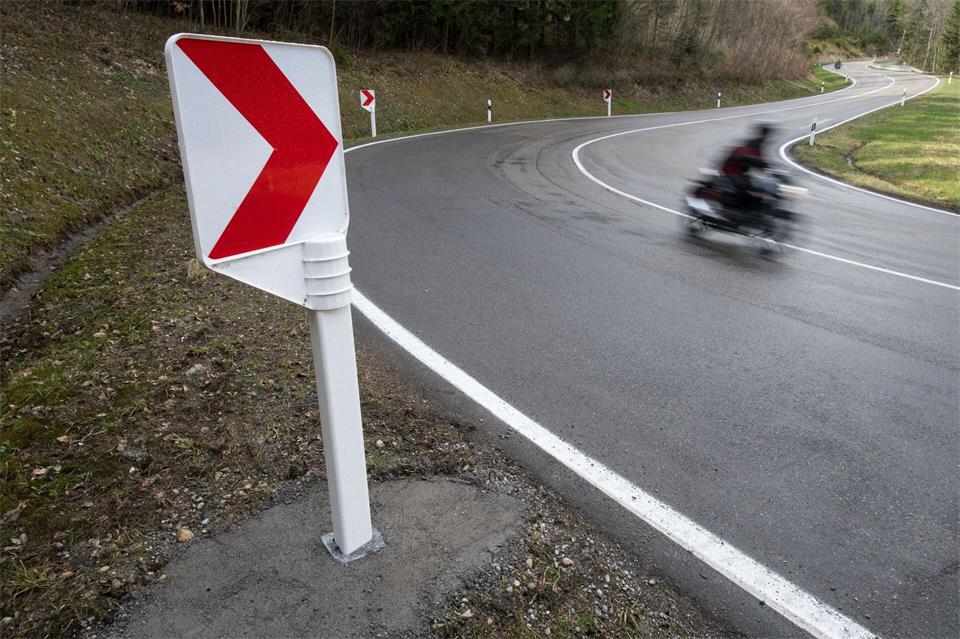 Beim Versuch, lediglich auf dem Hinterrad seines Motorrads zu fahren, verlor der Fahrer die Kontrolle. (Symbolbild)Marijan Murat/dpa