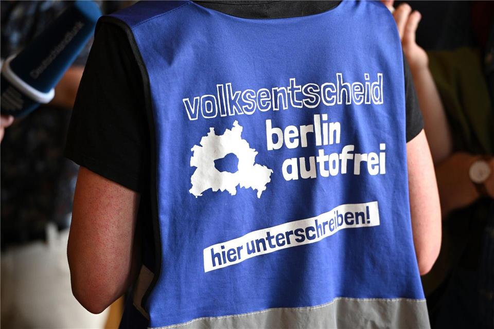 Beim Volksbegehren „Berlin autofrei“ sind nach Angaben des Landeswahlamts rund 144.500 Unterschriften zusammengekommen. (Archivbild) Michael Brandt/dpa