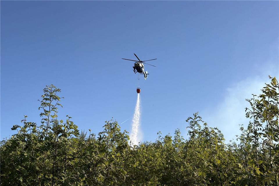 Beim Waldbrand bei Attendorn kam Hilfe aus der Luft.Berthold Stamm/dpa