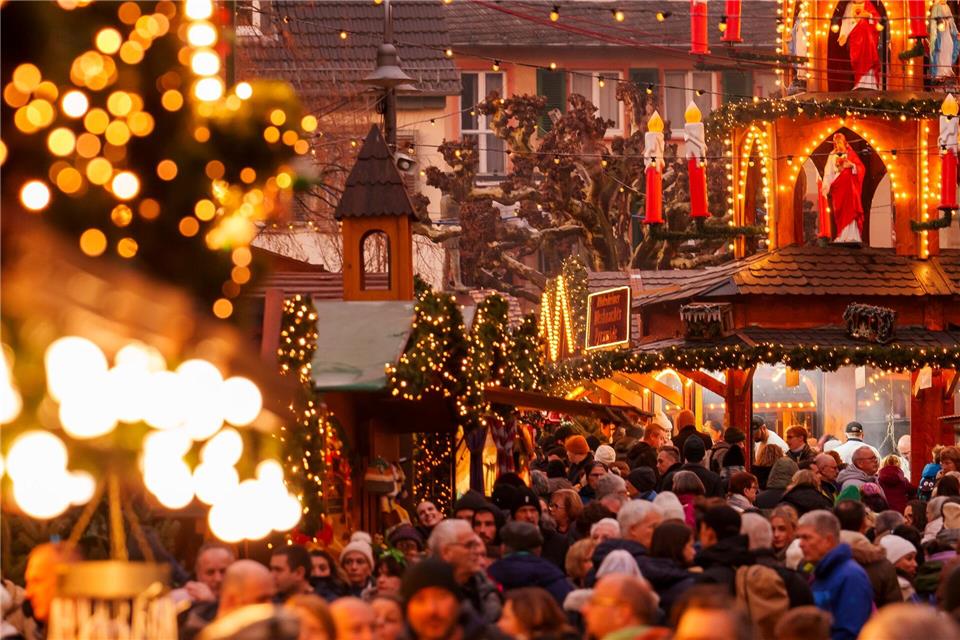 Beim Weihnachtsmarkt in Rüdesheim kommen Stände aus mehr als 20 Nationen zusammen. (Archivbild)Andreas Arnold/dpa