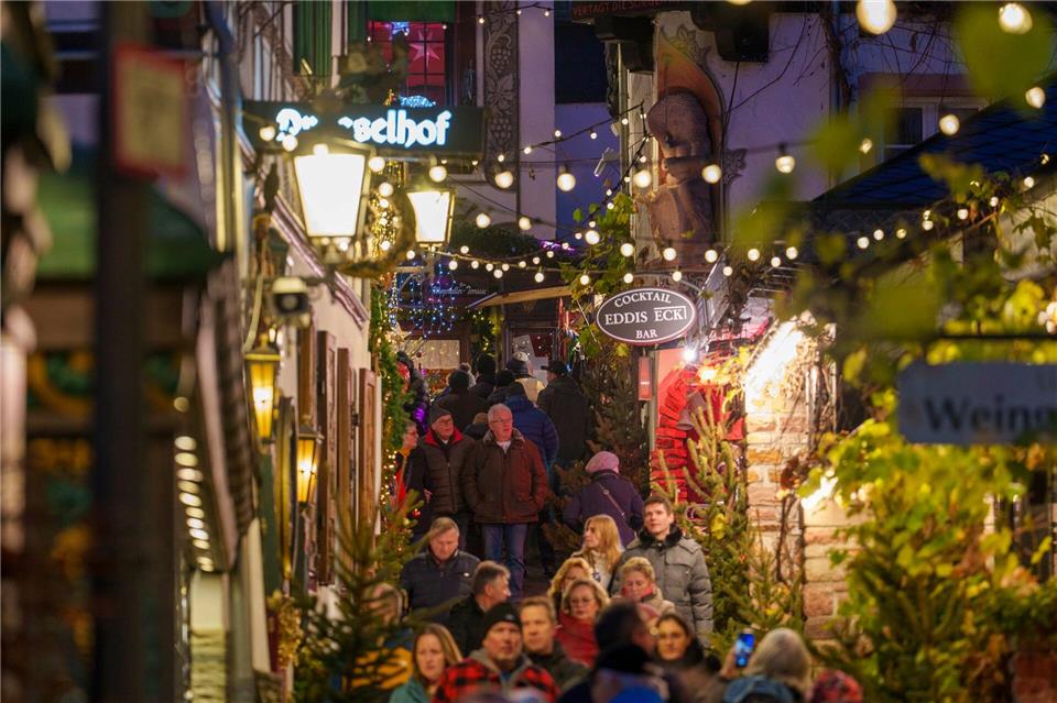 Beim Weihnachtsmarkt in Rüdesheim kommen Stände aus mehr als 20 Nationen zusammen. (Archivbild)Andreas Arnold/dpa