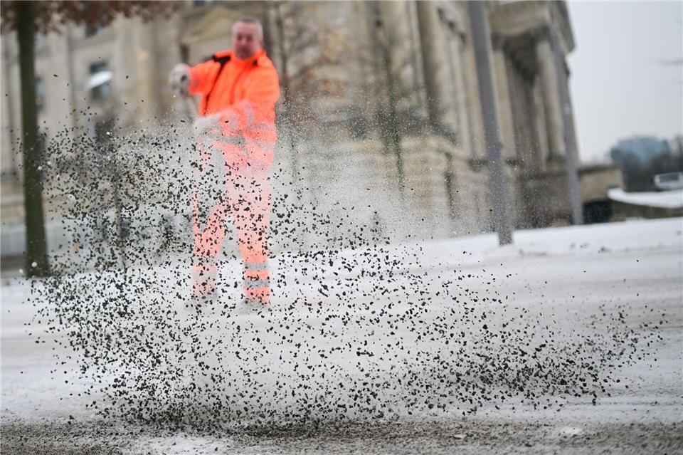 Beim Winterdienst lief in den vergangenen Wochen in Berlin nicht alles rund. (Archivbild) Sebastian Christoph Gollnow/dpa
