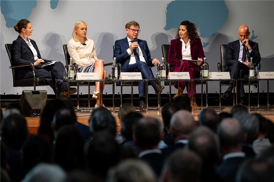 Wadephul macht Tempo bei neuen Freihandelsabkommen Beim Wirtschaftstag der Botschafterkonferenz im Auswärtigen Amt diskutiert auch BDI-Präsidenten Peter Leibinger (rechts) mit den Diplomatinnen und Diplomaten.Fabian Sommer/dpa