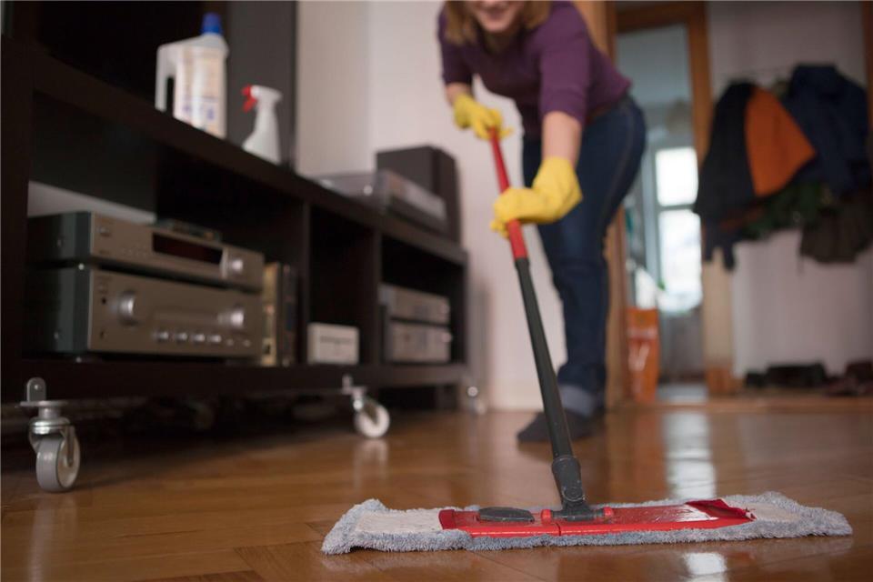 Beim Wischen von Parkettböden sollte der Lappen nur nebelfeucht sein.picture alliance/dpa/dpa-tmn