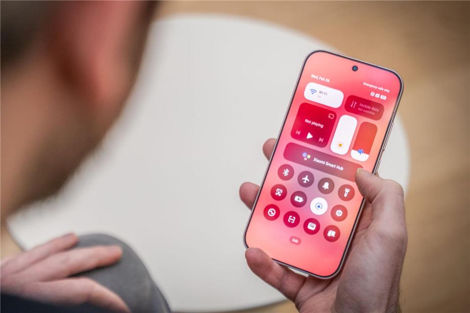 Beim Xiaomi 17 nimmt das Software-Design einen deutlich Apple-inspirierten Stil an, wie hier mit dem iOS-ähnlichen Kontrollzentrum.Zacharie Scheurer/dpa-tmn