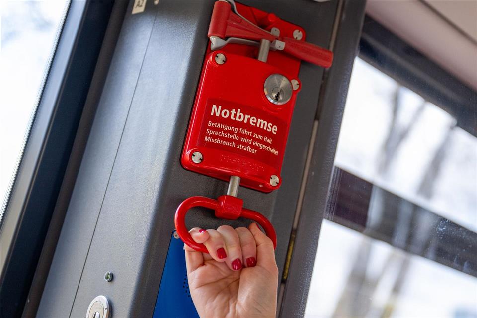 Beim Ziehen der Notbremse in der Tram stoppt das Fahrzeug sofort ab.Christophe Gateau/dpa