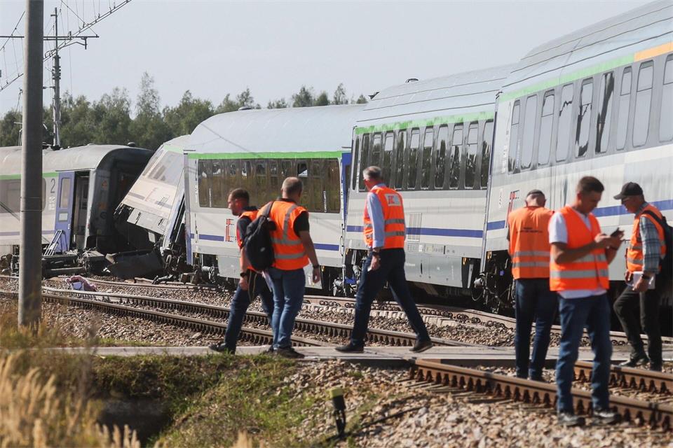 Beim Zusammenprall eines Lasters mit einem Zug in Polen ist eine Frau gestorben. Leszek Szymanski/PAP/dpa