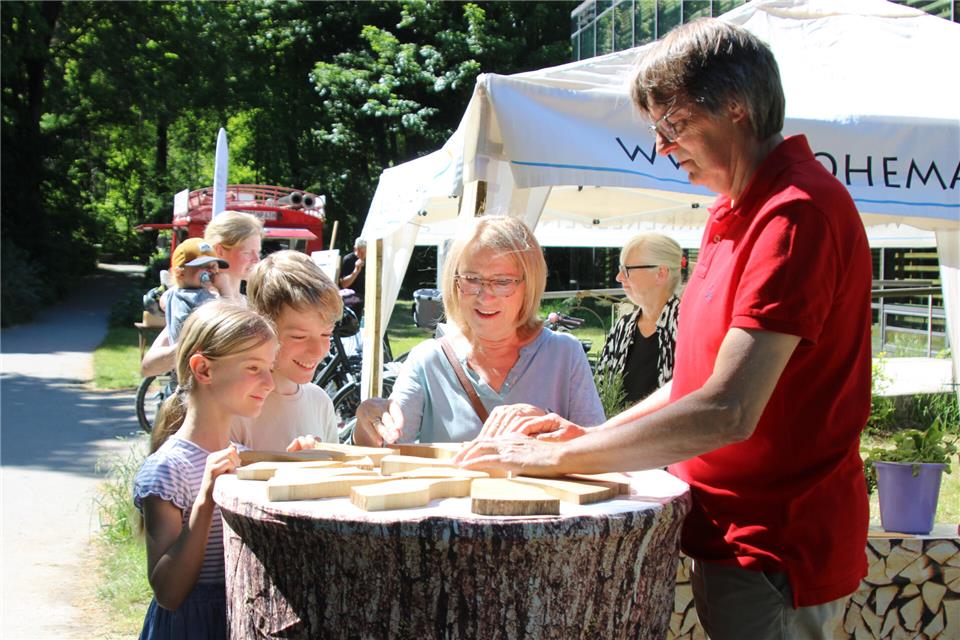 Beim Zusammensetzen des Holz-Puzzles waren Geduld und Geschick gefragt.