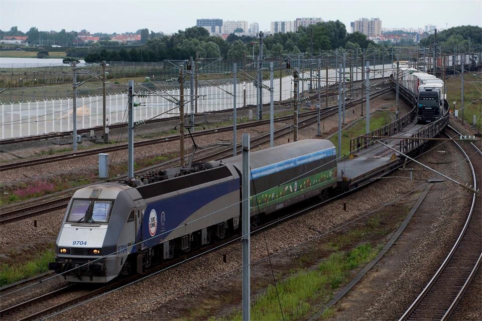 Beim Zusammenstoß eines Kleinbusses mit einem Güterzug am Kanaltunnel in Calais sind 19 Menschen verletzt worden. (Illustration)picture alliance / dpa