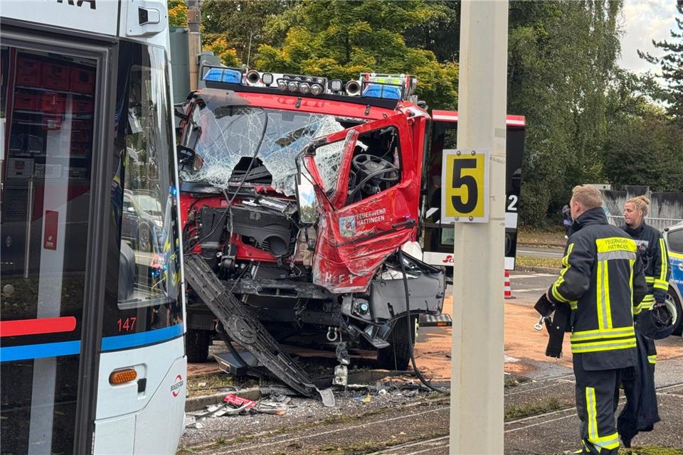 Beim Zusammenstoß eines Löschfahrzeugs der Feuerwehr mit einer Straßenbahn sind drei Menschen in Hattingen (Ennepe-Ruhr-Kreis) verletzt worden.Justin Brosch/dpa