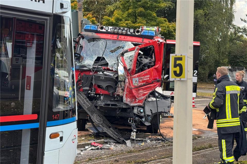 Beim Zusammenstoß eines Löschfahrzeugs der Feuerwehr mit einer Straßenbahn sind fünf Menschen in Hattingen (Ennepe-Ruhr-Kreis) verletzt worden.Justin Brosch/dpa
