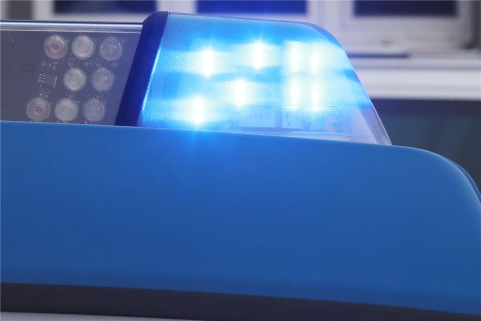 Beim Zusammenstoß mit einem Lastwagen ist ein Teil des Zuges aus den Schienen gesprungen (Symbolbild).Bodo Schackow/dpa