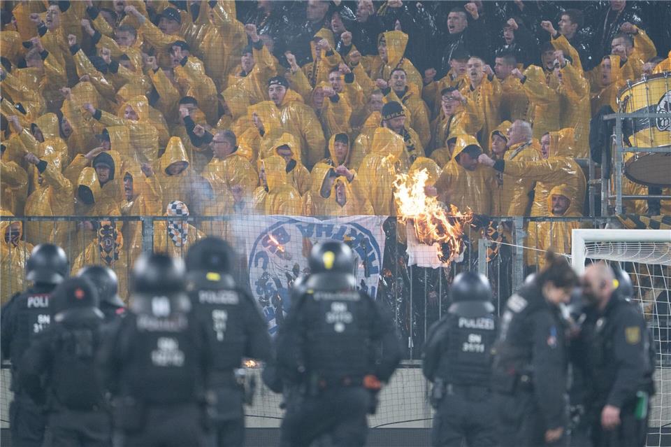 Beim Zweitliga-Spiel zwischen Dynamo Dresden und Hertha BSC kam es zu Krawallen.Sebastian Kahnert/dpa