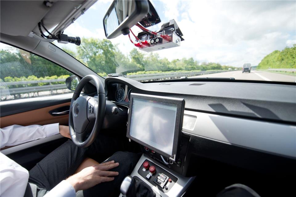 Beim automatisierten Fahren gehen Bosch und VW künftig getrennt Wege. (Archivbild)Daniel Naupold/dpa