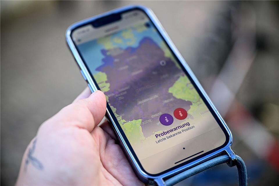 Beim bundesweiten Probealarm wird ganz Deutschland als Gefahrengebiet in der Katwarn-App angezeigt.Britta Pedersen/dpa