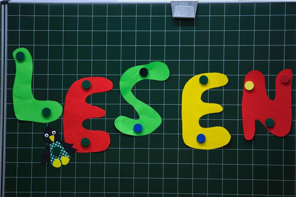 Beim bundesweiten Vorlesetag am 21. November steht die Mehrsprachigkeit im Vordergrund. (Symbolbild) Jens Büttner/dpa-Zentralbild/dpa