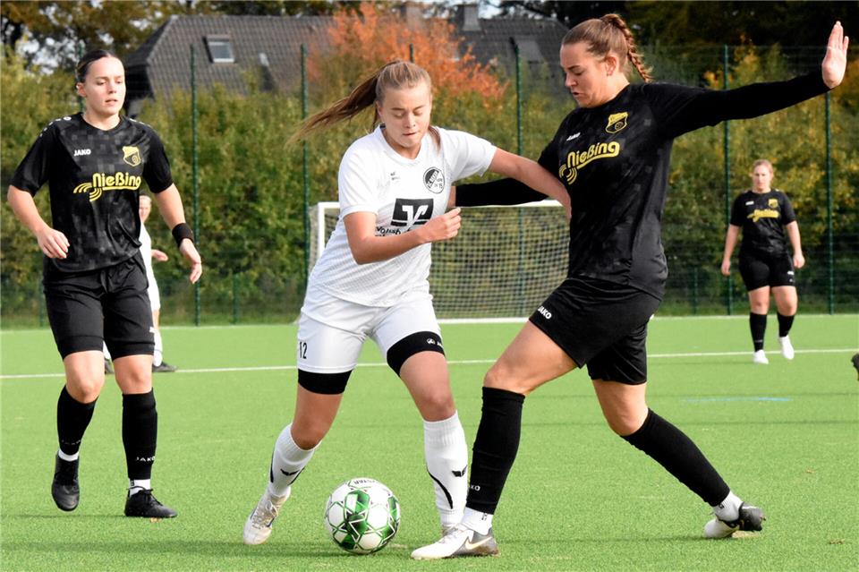Beim deutlichen Marbecker 9:1-Erfolg in Reken erzielte Annalena Bonhoff (rechts, hier im Zweikampf mit SC-Spieler Madlen Brand) einen Treffer für die Gäste.