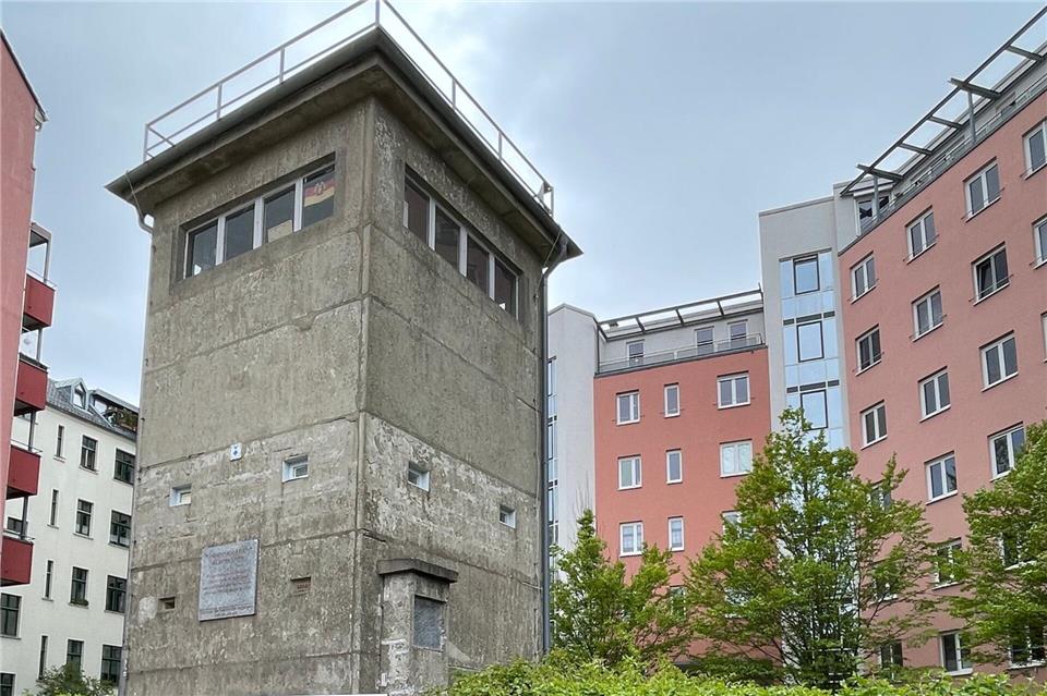 Beim einstigen Wachturm Kieler Straße in Spandau erinnert eine Inschrift an den ersten Mauertoten Günter Litfin.Anita Arneitz/dpa-tmn