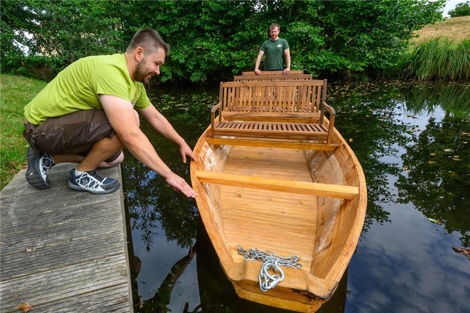 Beim ersten Kontakt mit dem Wasser sank das Boot von Andreas Zimmer (l) und Marcel Müller - aber das ist ganz normal. Patrick Pleul/dpa