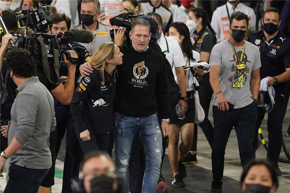 Beim ersten Titel von Max Verstappen zählte Vater Jos zu den ersten Gratulanten. Hasan Bratic/dpa