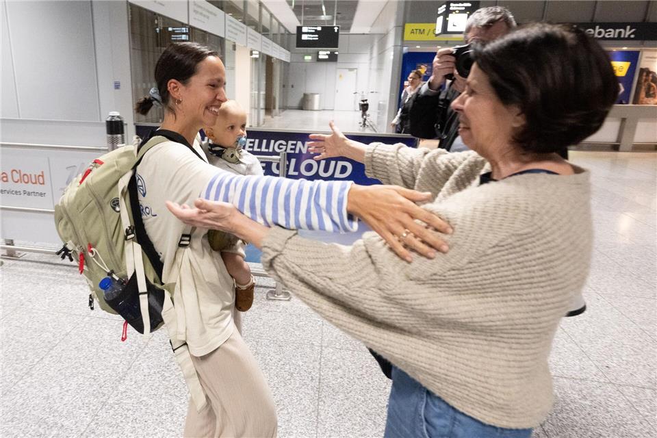 Beim ersten Zusammentreffen fließen Tränen.Boris Roessler/dpa