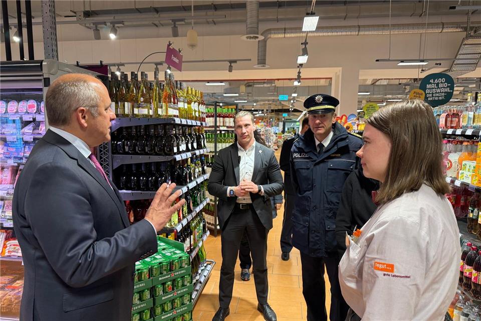 Beim ersten hessenweiten Aktionstag von Polizei und Handel gegen Taschen- und Ladendiebstähle besucht Innenminister Roman Poseck (l, CDU) einen Lebensmittelmarkt in Fulda und lässt sich über die Lage vor Ort informieren. (Foto-aktuell)Michael Bauer/dpa