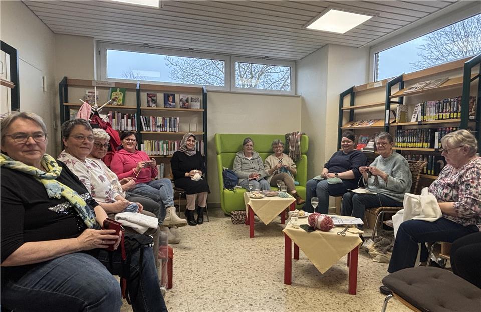 Beim ersten offenen Handarbeitstreff wurde es voll in der Bücherei in Heiden.